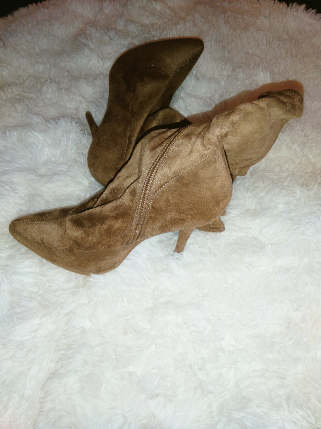 Wild Diva- size 7. Taupe v suede