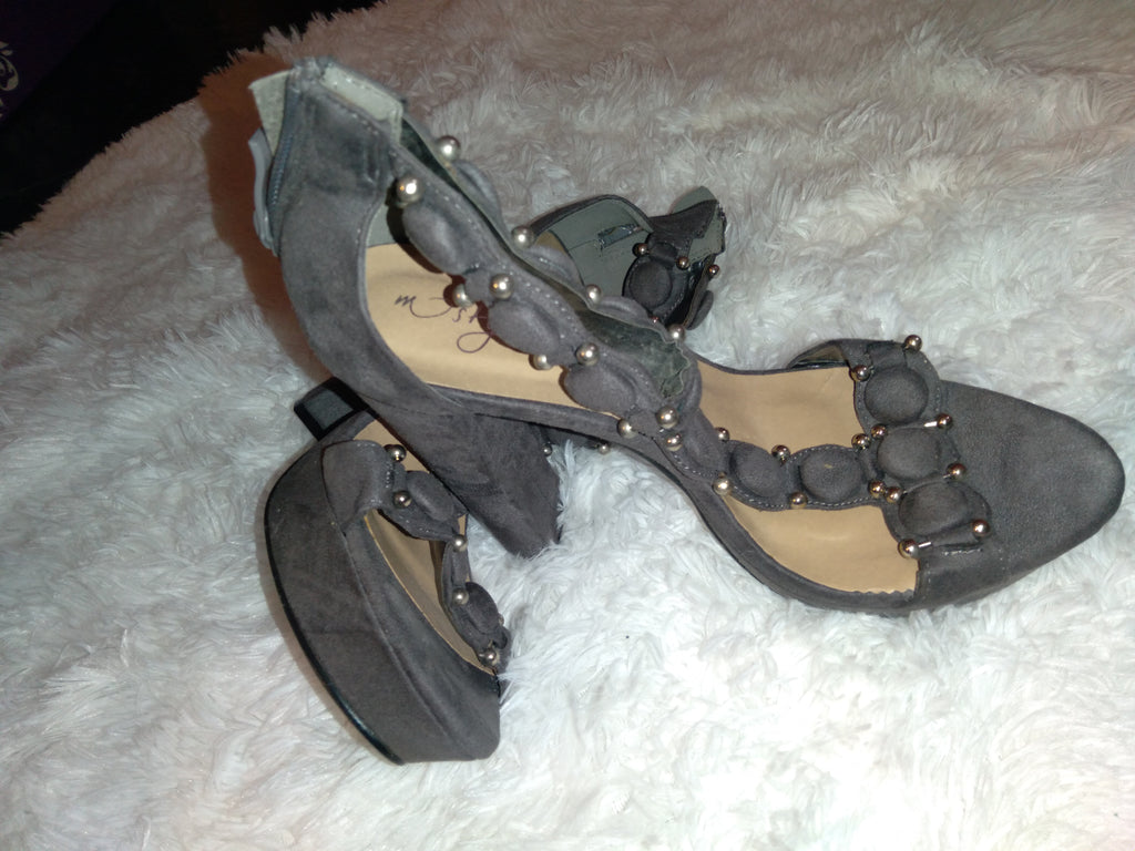 Pierced gray size- 8